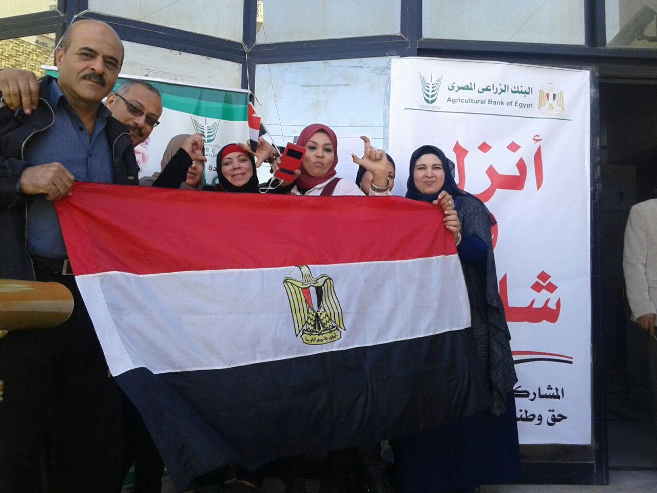 علم مصر بيد المواطنين بالغربية