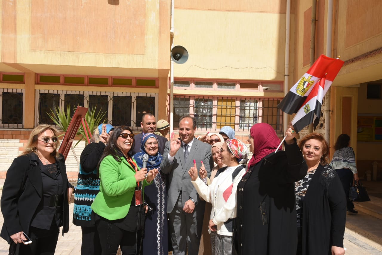 محافظ الاسكندرية مع عدد من السيدات
