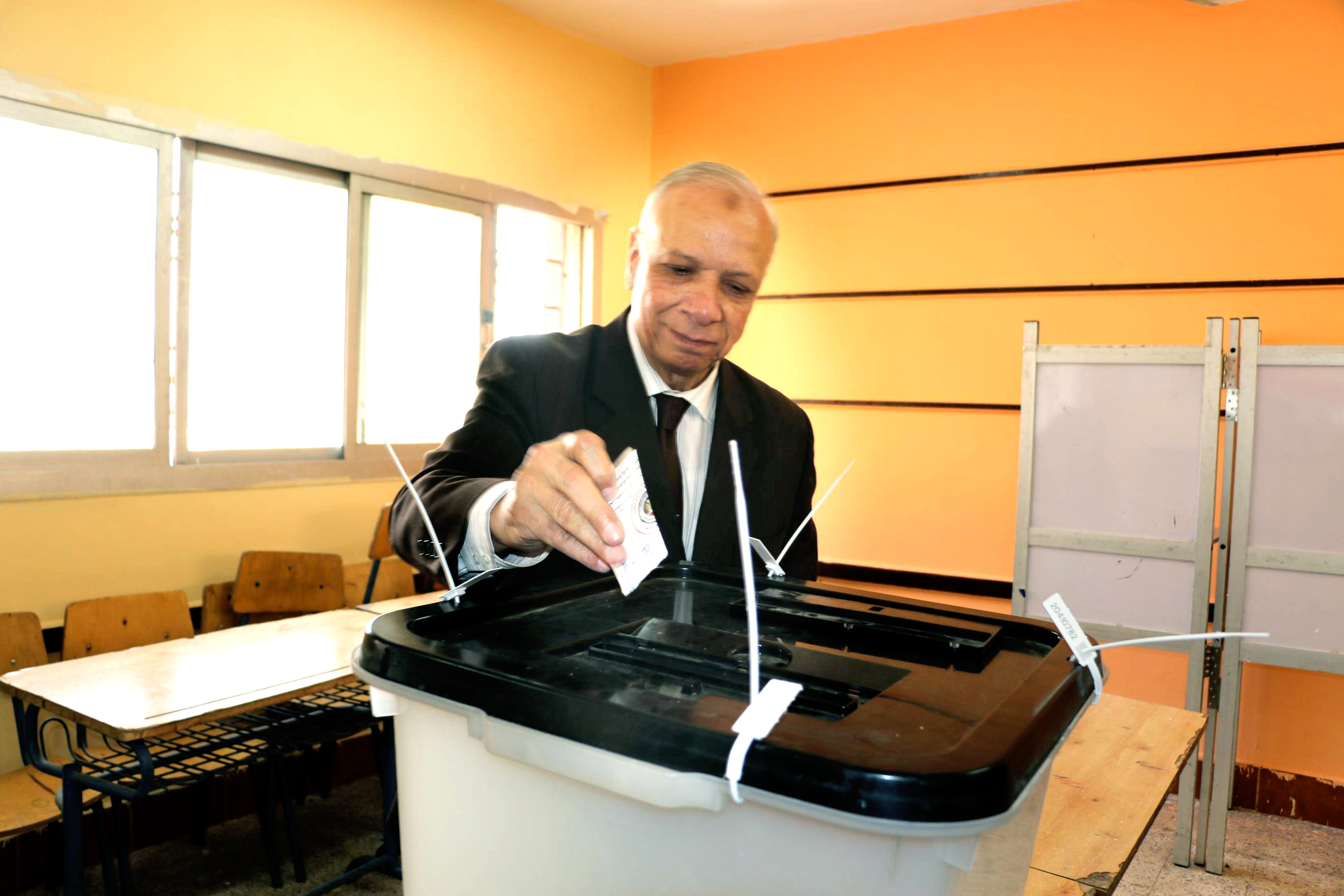 محافظ القاهرة يدلى بصوته فى الإنتخابات بمصر الجديدة (3)