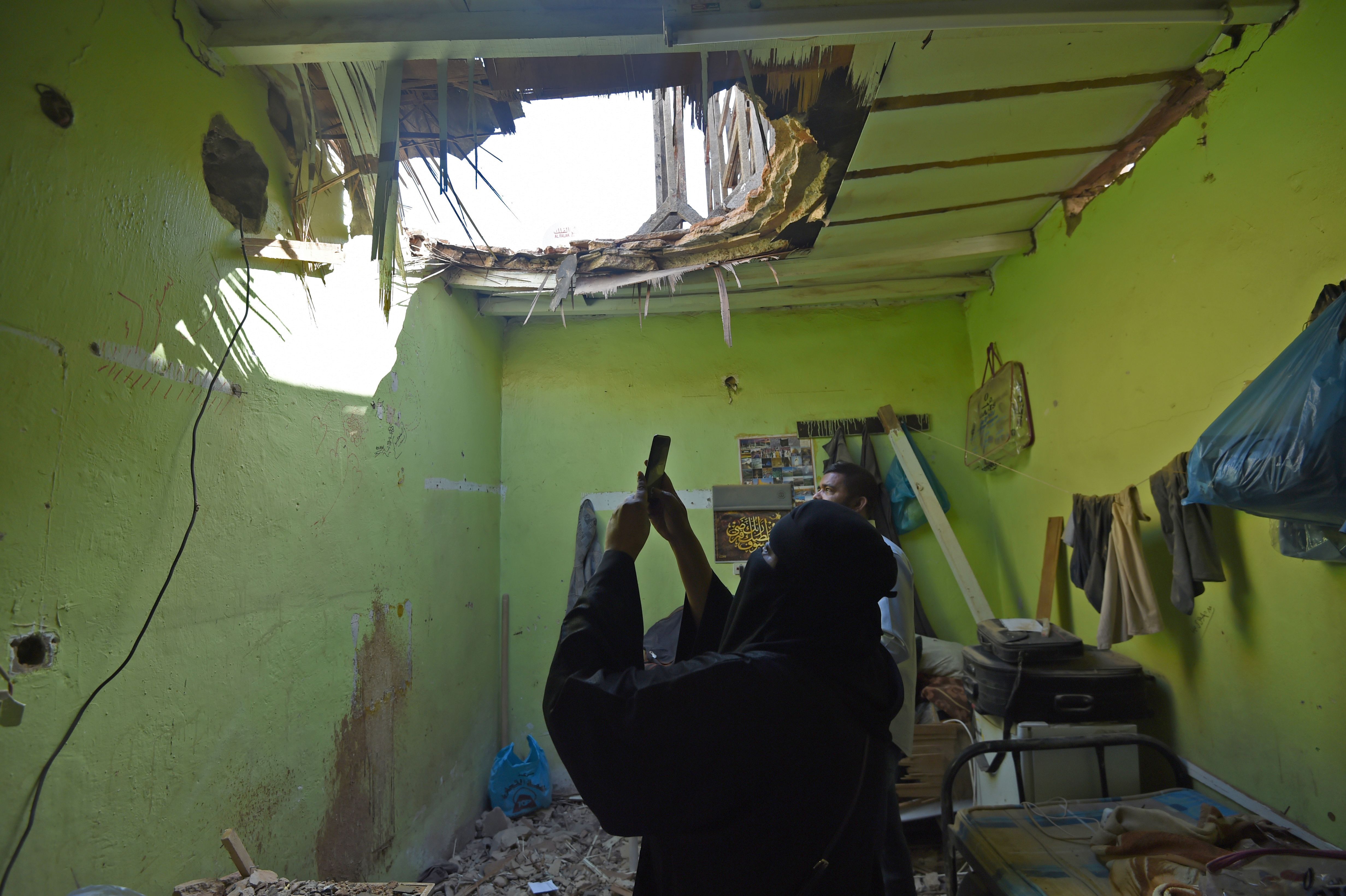 تضرر منزل فى السعودية جراء صواريخ مليشيا الحوثى