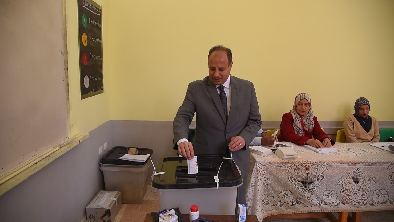 محافظ الاسكندرية يدلى بصوته
