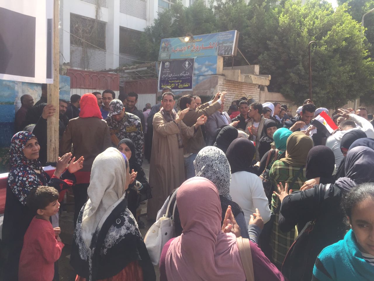 ازدحام للناخبين أمام مجمع مدارس دار السلام (3)