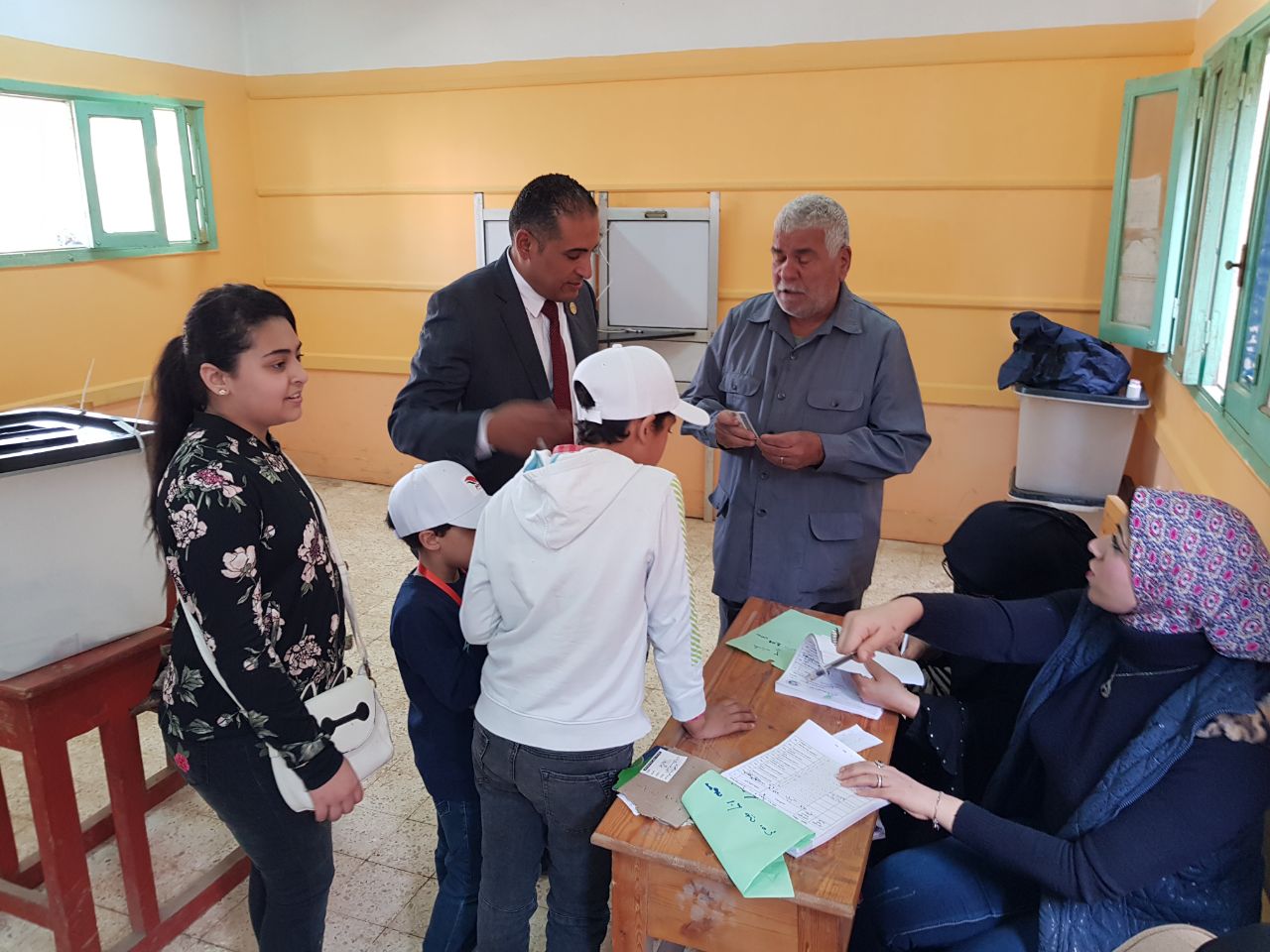 النائب محمد الشورى يصوت بالانتخابات الرئاسية بمسقط راسه بالدقهلية (3)