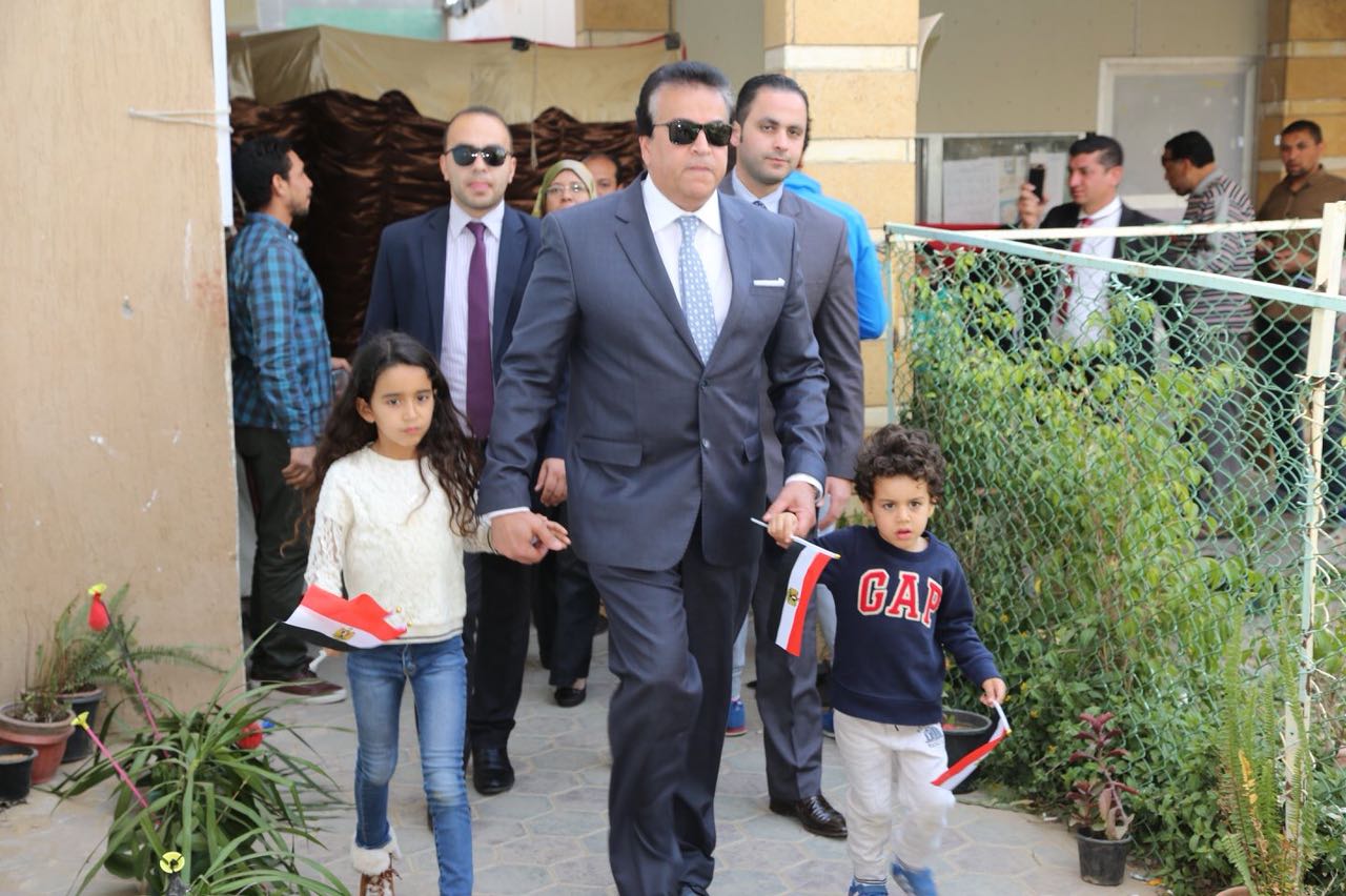 وزير التعليم العالى يصطحب أحفاده أثناء مشاركته بانتخابات الرئاسة (3)