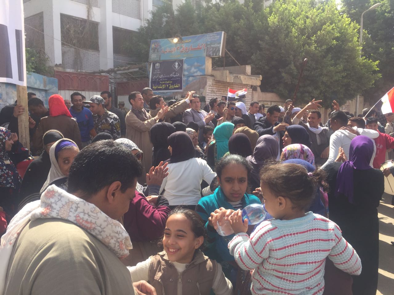 ازدحام للناخبين أمام مجمع مدارس دار السلام (4)