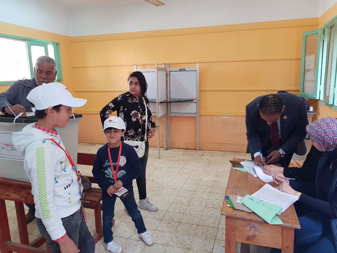 النائب محمد الشورى يصوت بالانتخابات الرئاسية بمسقط راسه بالدقهلية (4)