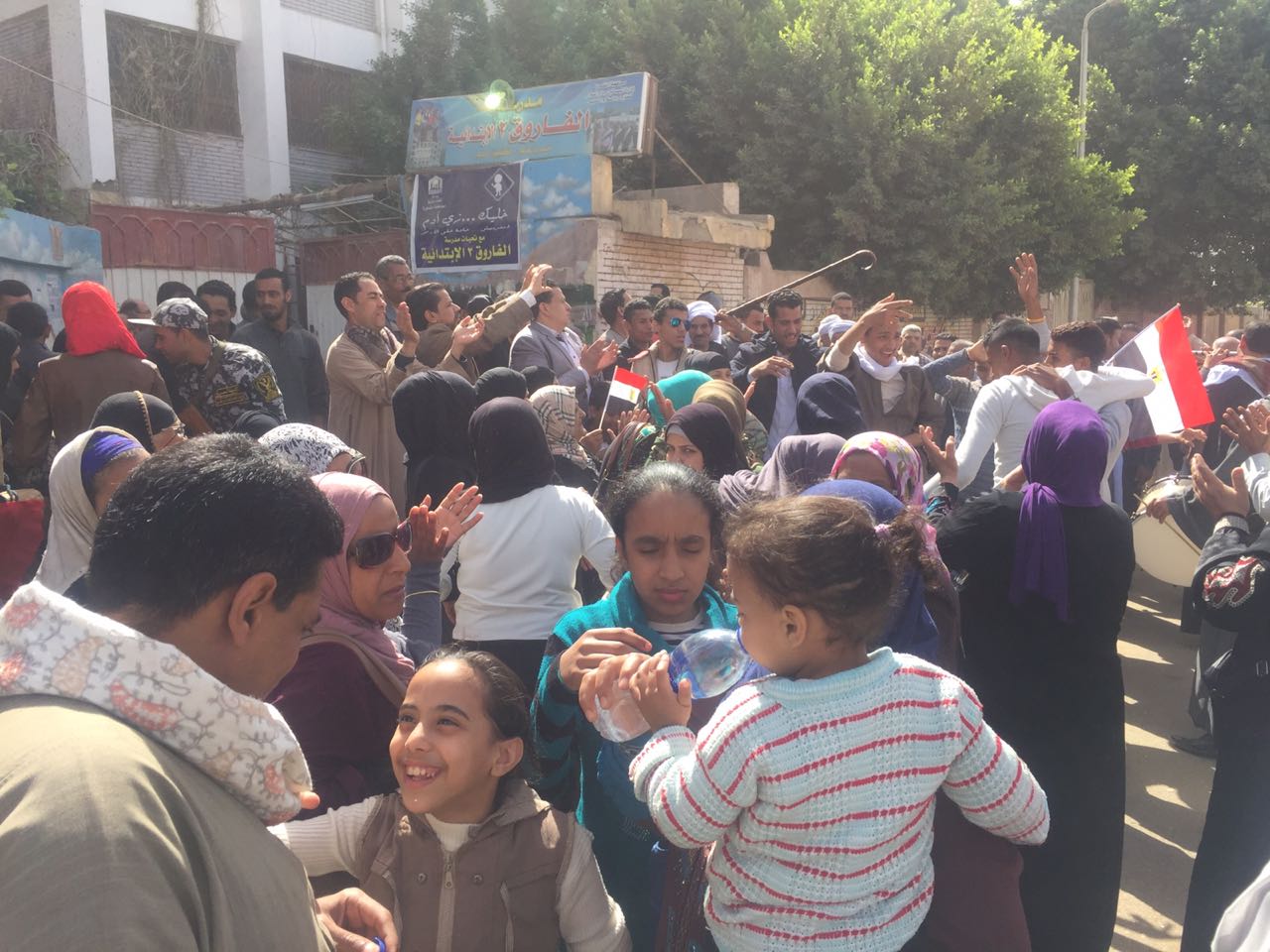 ازدحام للناخبين أمام مجمع مدارس دار السلام (1)