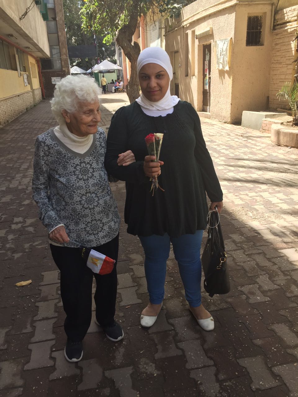 المواطنين يصطحبون  الورد خلال ادلائهم بأصواتهم باللجان الانتخابية بالزمالك  (1)