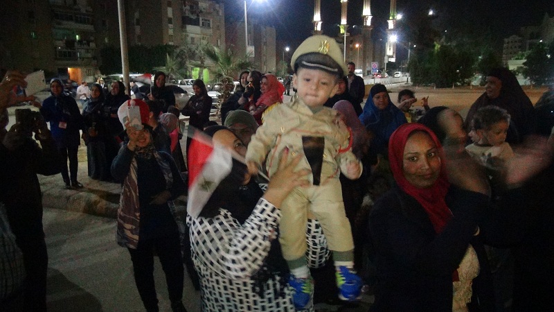1- طفل يرتدي ملابس الجيش