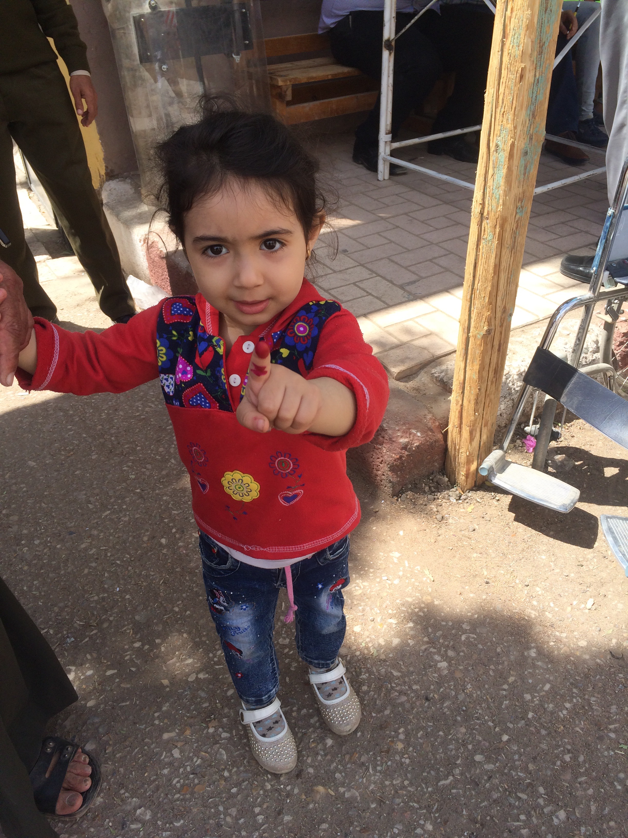 الأطفال يشاركون ذويهم فى الانتخابات  (1)