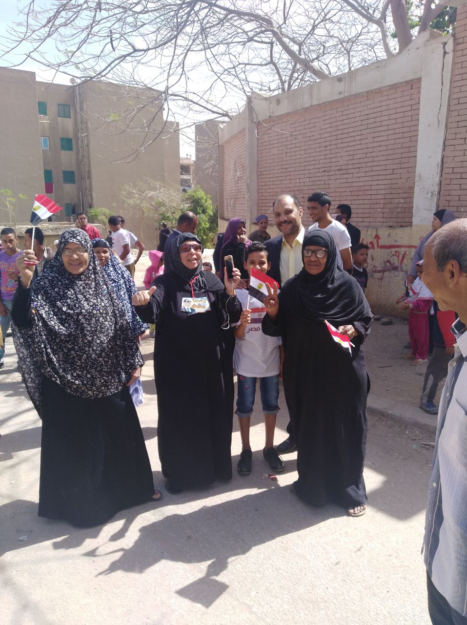 سيدات يحملن الأعلام المصرية بالدويقة