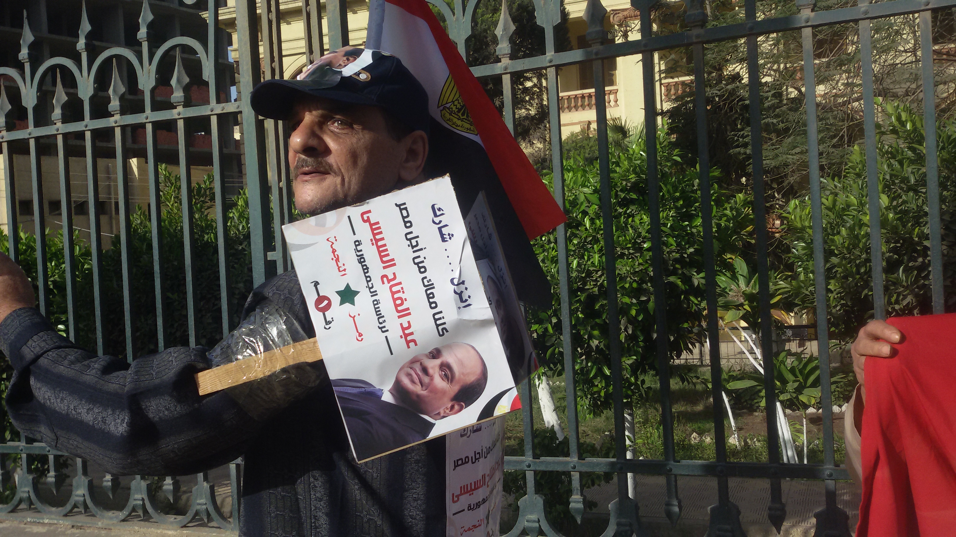 المواطن المنوفى يحمل على صدرة صورة الرئيس