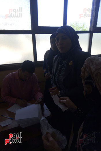 النائبة هيام حلاوة خلال الإدلاء بصوتها فى انتخابات الرئاسة (10)