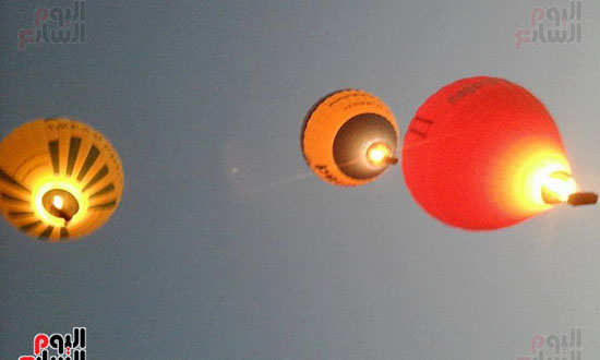                       البالونات تغرد في السماء