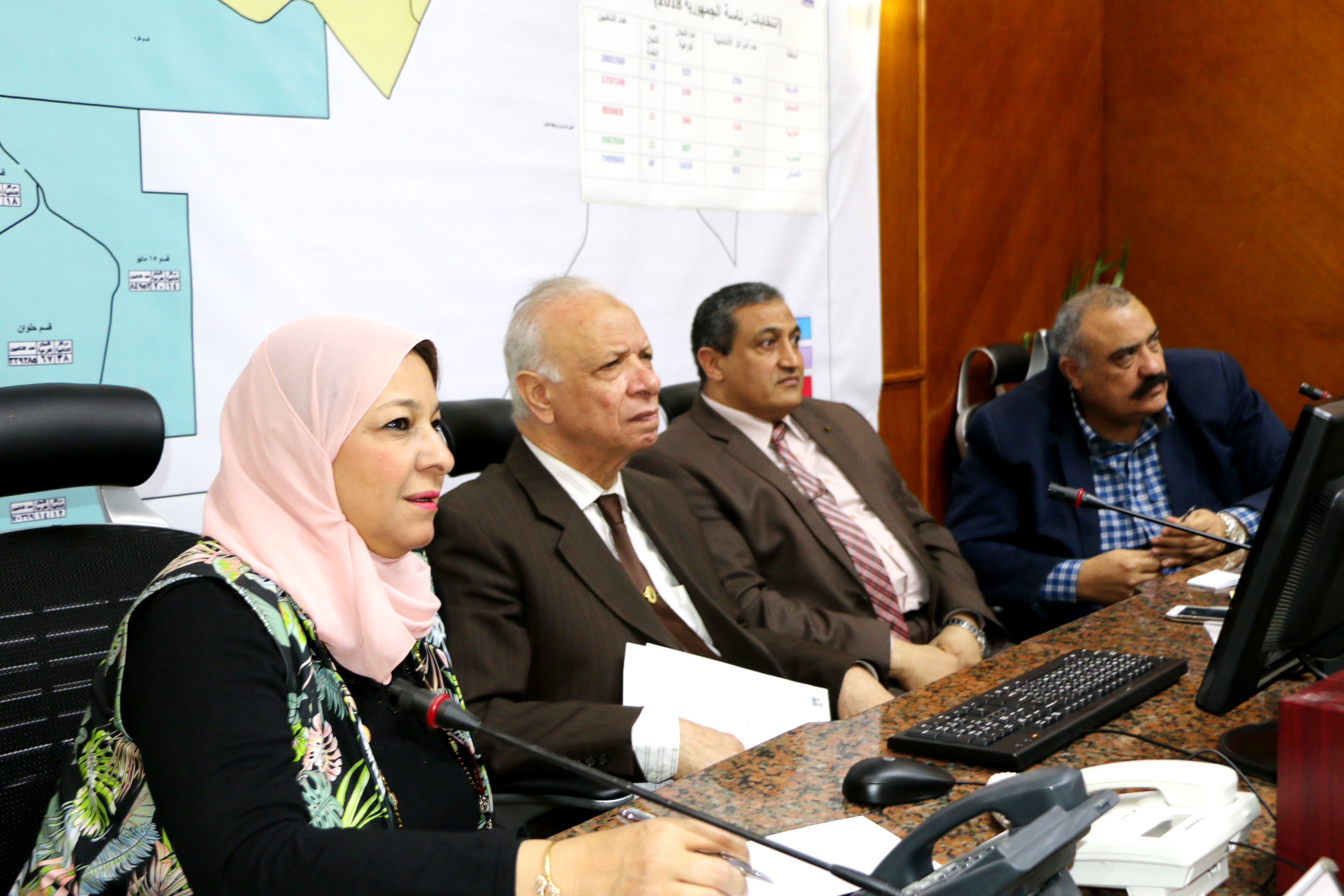 محافظ القاهرة يتابع لجان الانتخابات الرئاسية بالفيديو كونفرانس  (1)