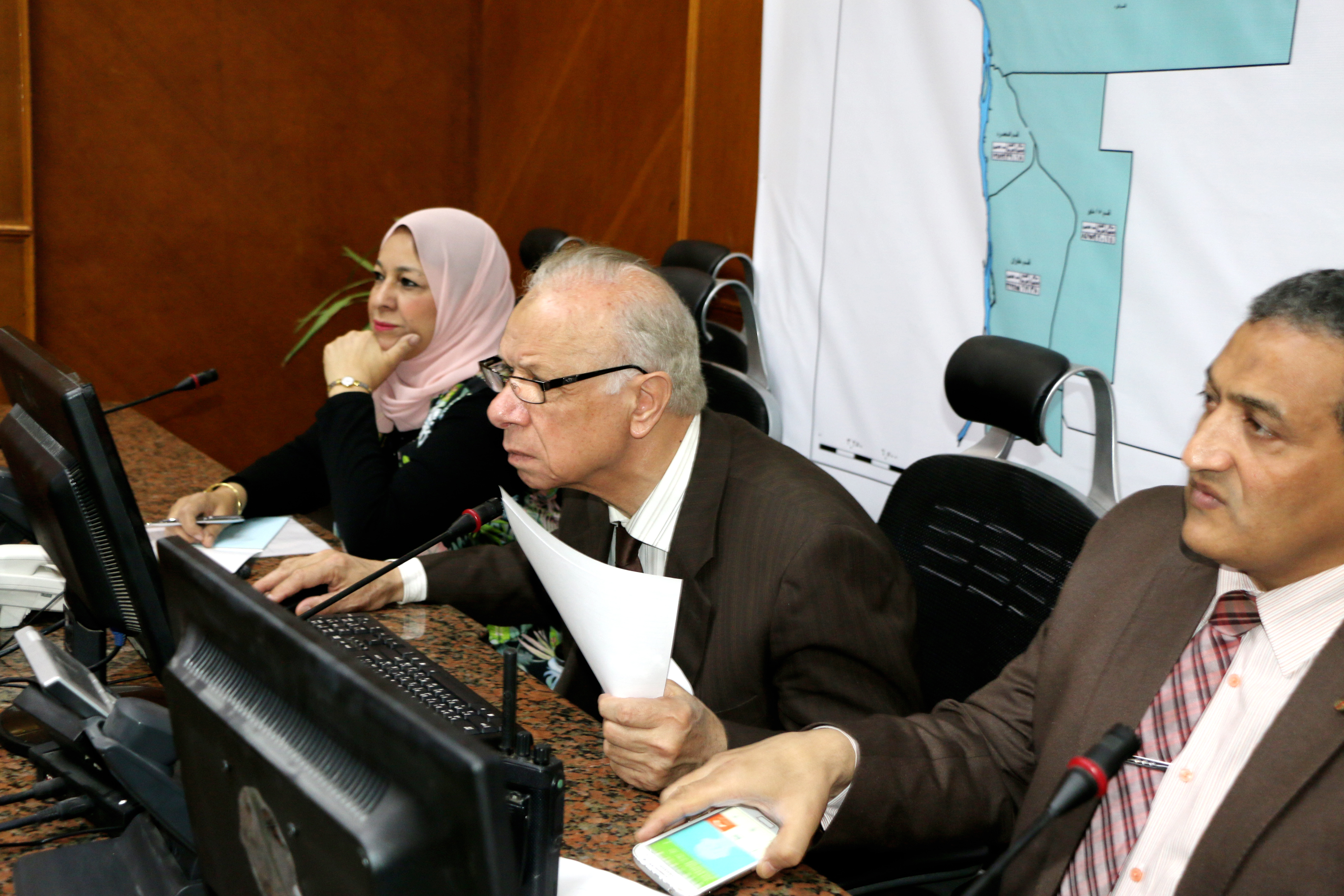 محافظ القاهرة يتابع لجان الانتخابات الرئاسية بالفيديو كونفرانس  (4)