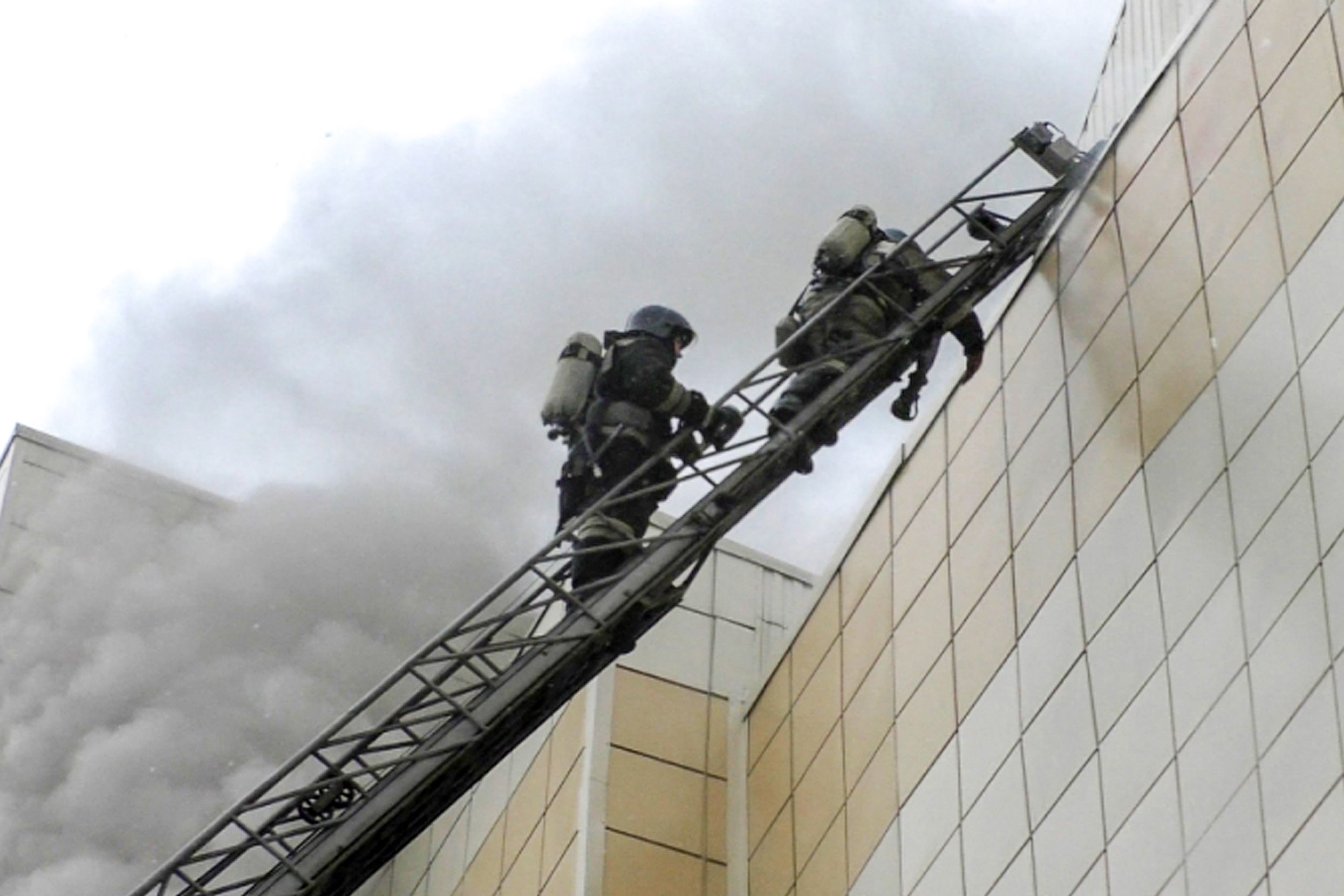 رجال الحماية المدنية بروسيا تكافح الحريق