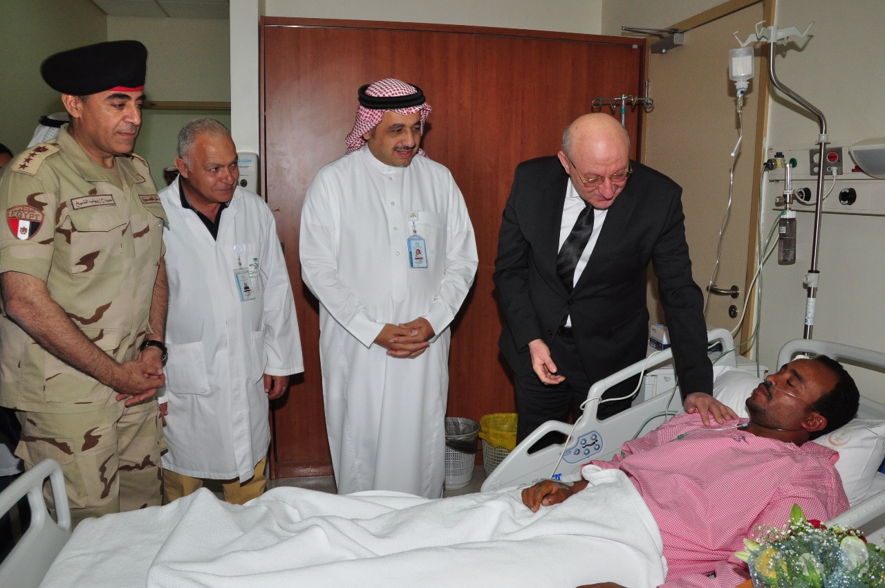 السفير ناصر حمدى لدى زيارة المصابين