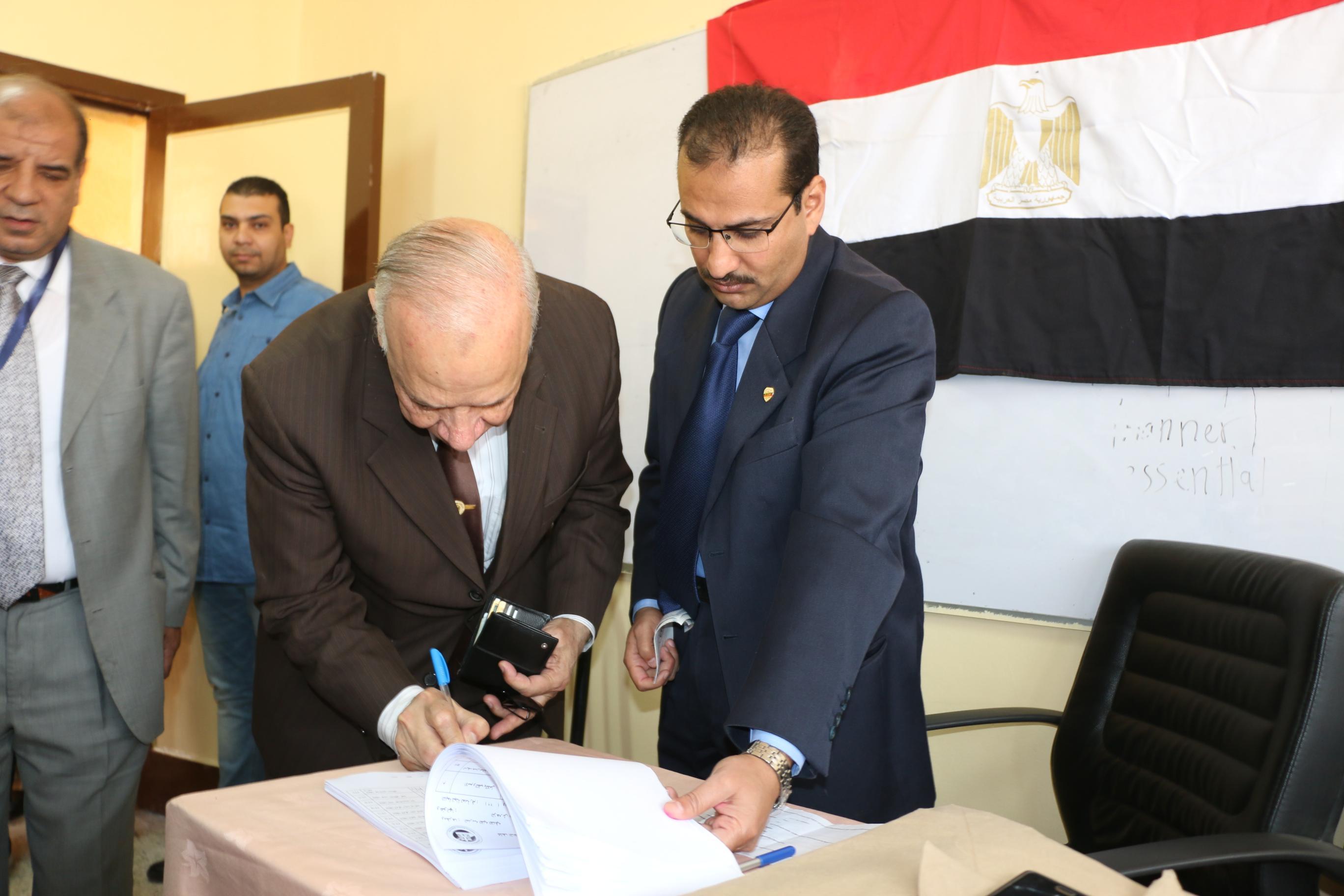محافظ القاهرة يدلى بصوته فى الإنتخابات بمصر الجديدة (1)