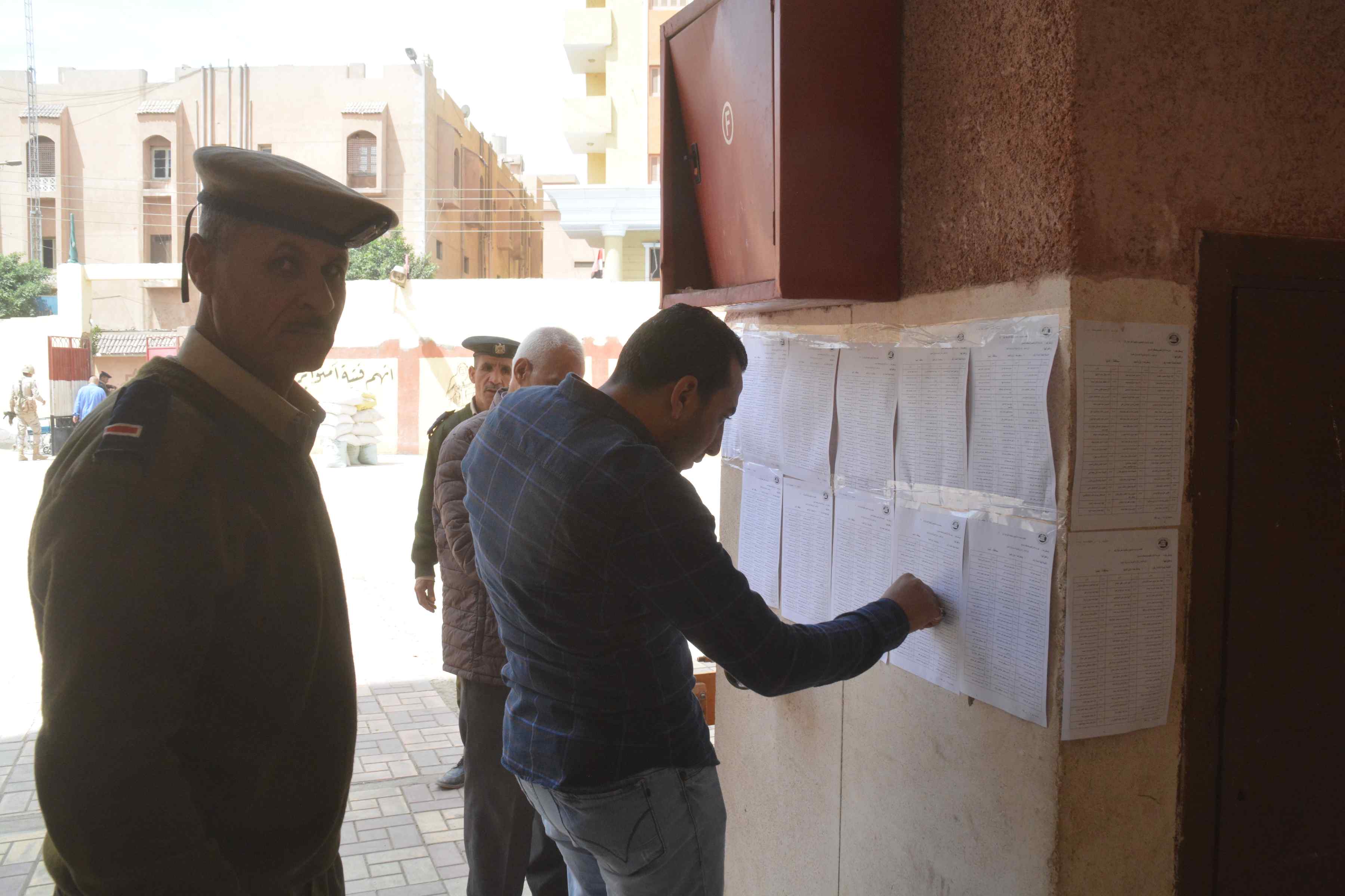 محافظ المنيا يدلي بصوته في الانتخابات الرئاسية (7)