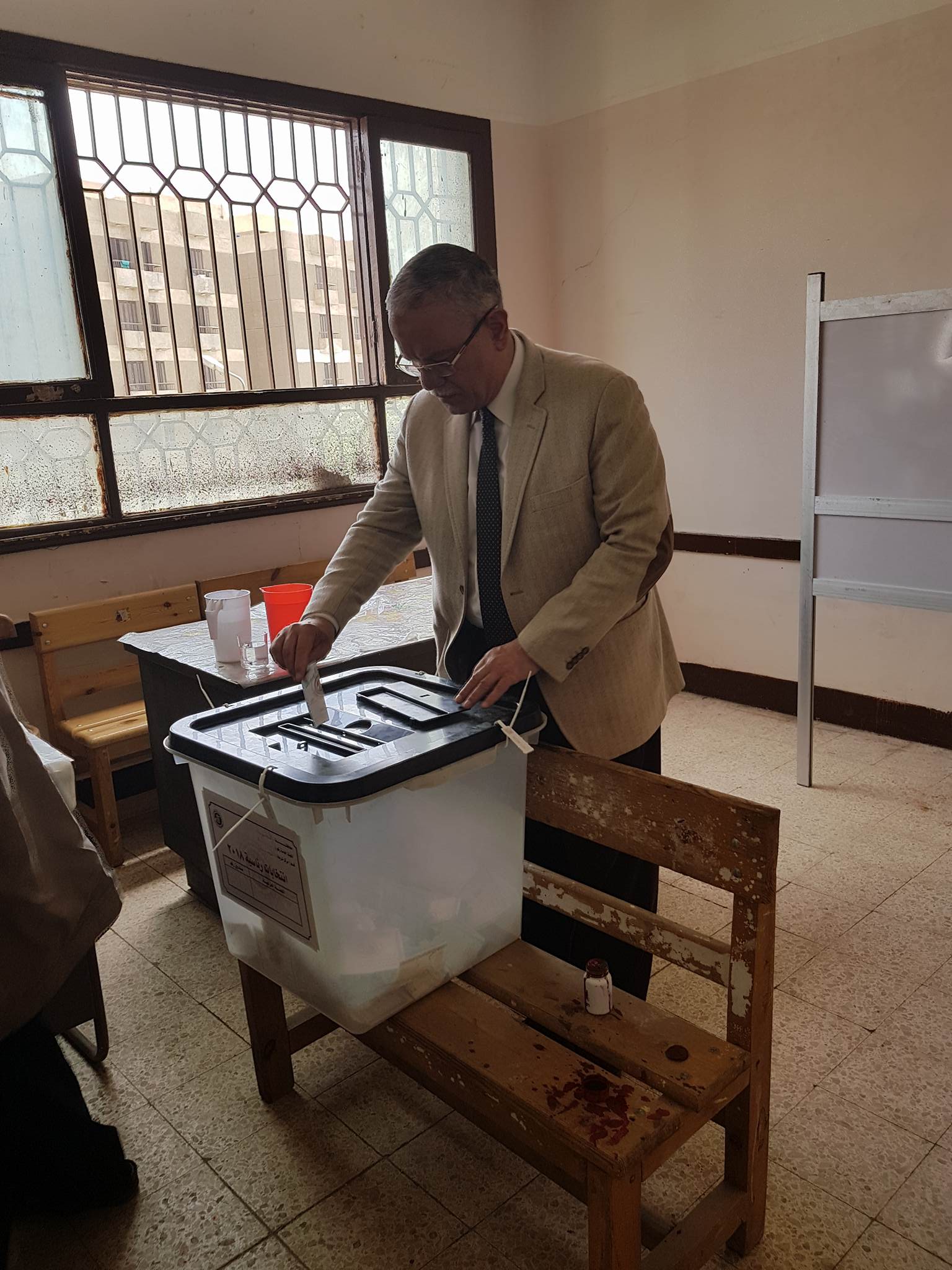 محافظ المنيا يدلي بصوته في الانتخابات الرئاسية (4)