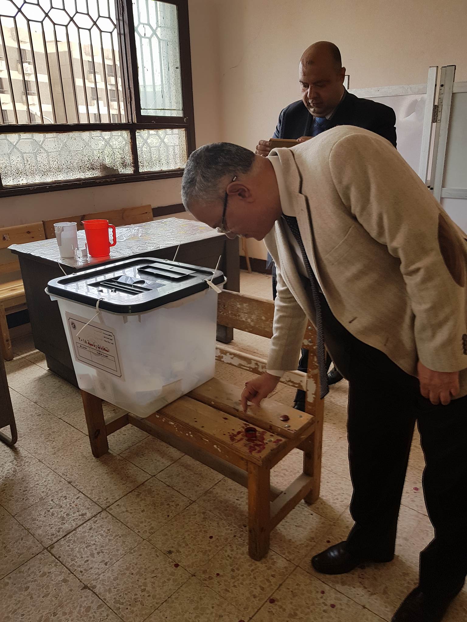 محافظ المنيا يدلي بصوته في الانتخابات الرئاسية (1)