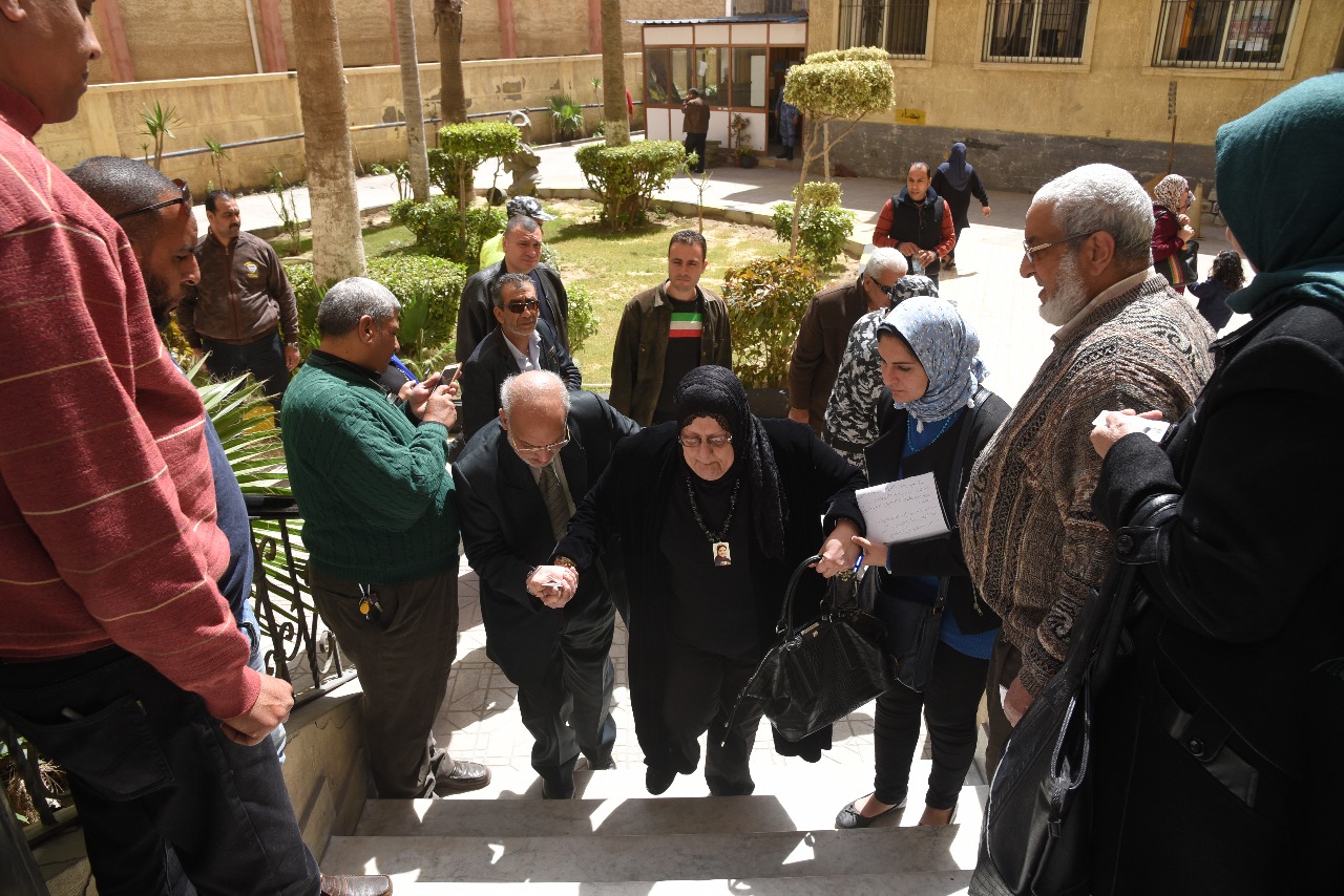 محافظ الإسكندرية يتفقد اللجنة الانتخابية بمقر حى الجمرك (4)