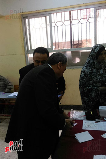 عبد المحسن سلامة نقيب الصحفيين يدلى بصوته فى انتخابات الرئاسة (2)