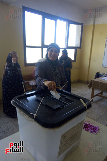 النائبة هيام حلاوة خلال الإدلاء بصوتها فى انتخابات الرئاسة (11)