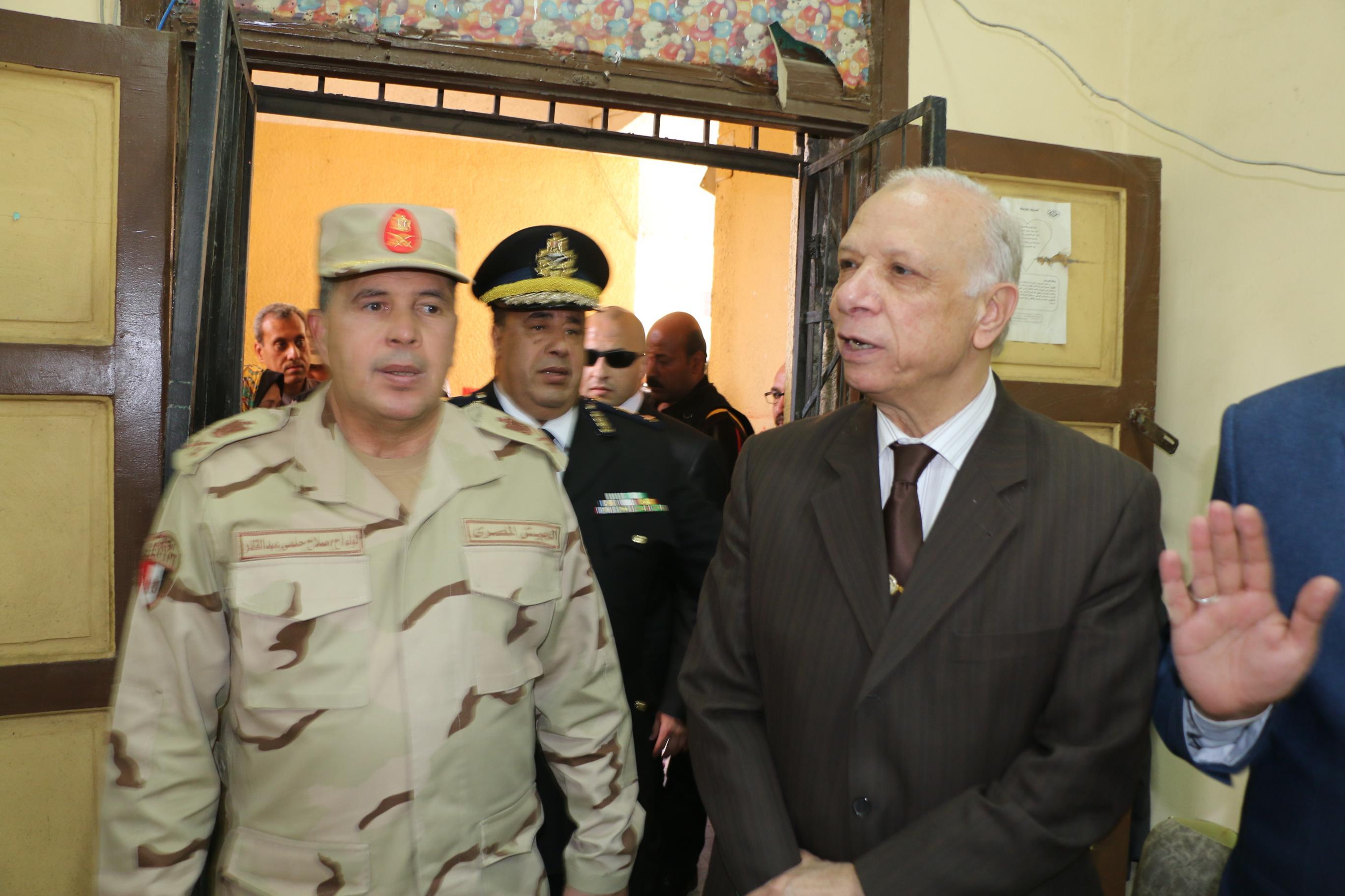 محافظ القاهرة يدلى بصوته فى الإنتخابات بمصر الجديدة (7)