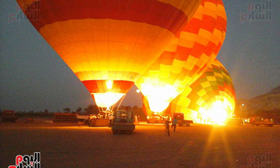                        البالونات تتجهز في مطار البر الغربي قبل الانطلاق في السماء