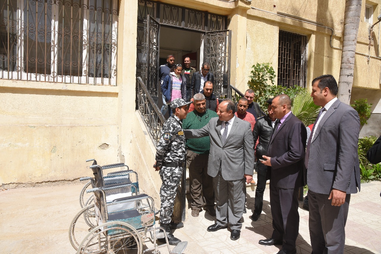 محافظ الإسكندرية يتفقد اللجنة الانتخابية بمقر حى الجمرك (5)