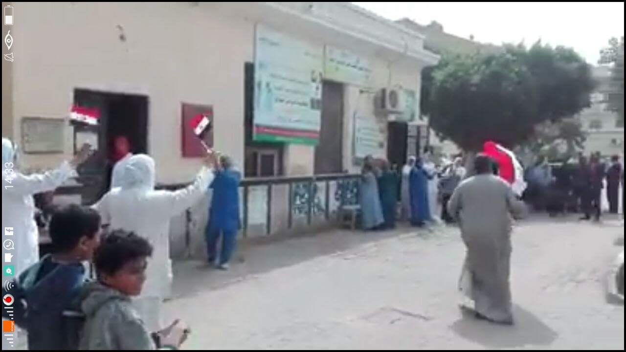 عمال وتمريض المستشفى يرفعون أعلام مصر
