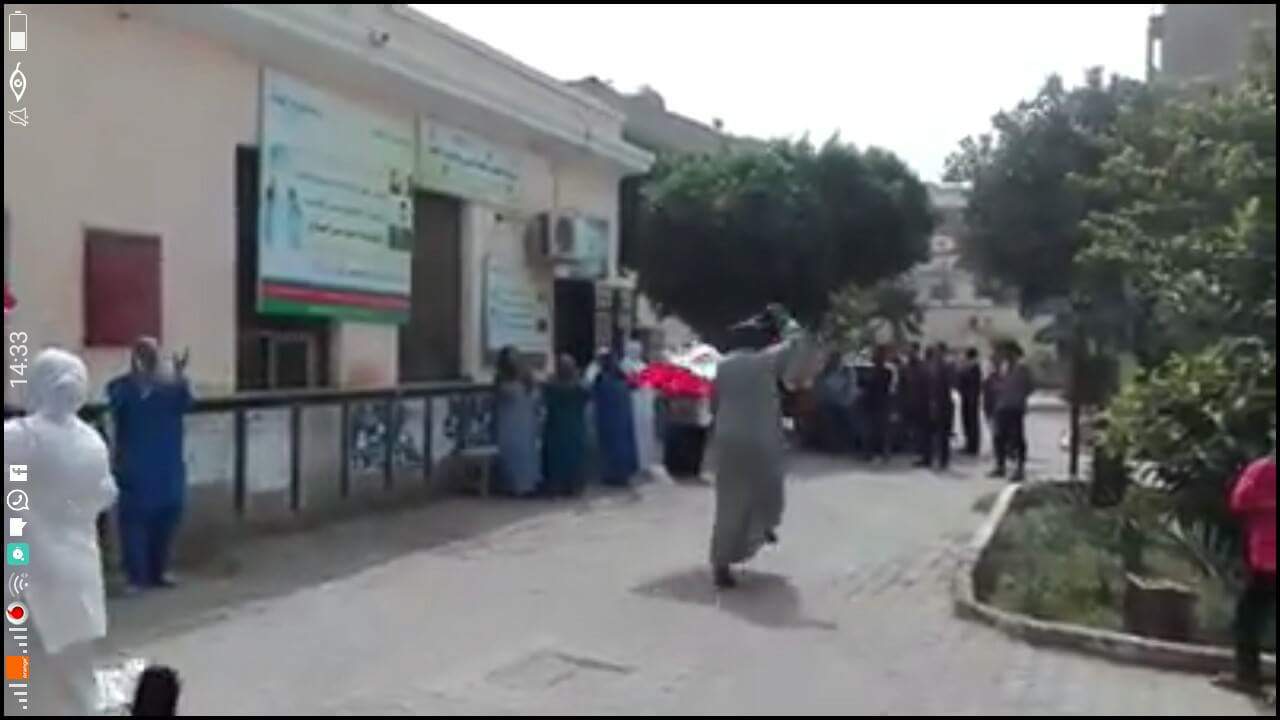 عمال مستشفى الحميات يرقصون