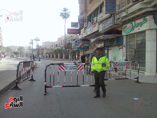   حواجز حديدية أمام اللجان بكفر الشيخ لضمان عدم سير السيارات