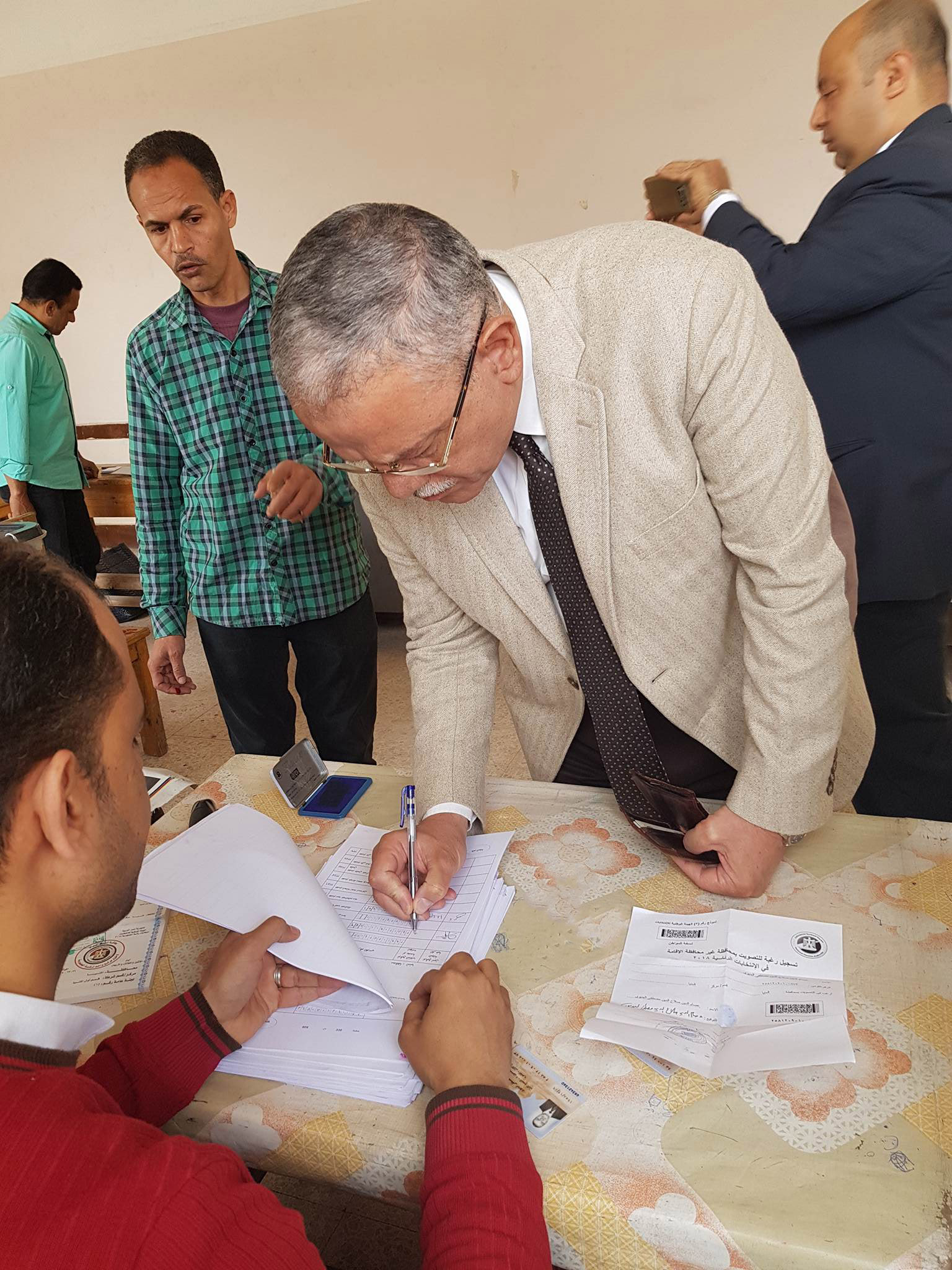 محافظ المنيا يدلي بصوته في الانتخابات الرئاسية (3)