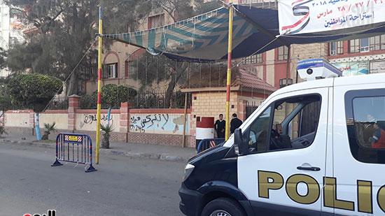 قوات الشرطة بمحيط إحدى المقرات الانتخابية