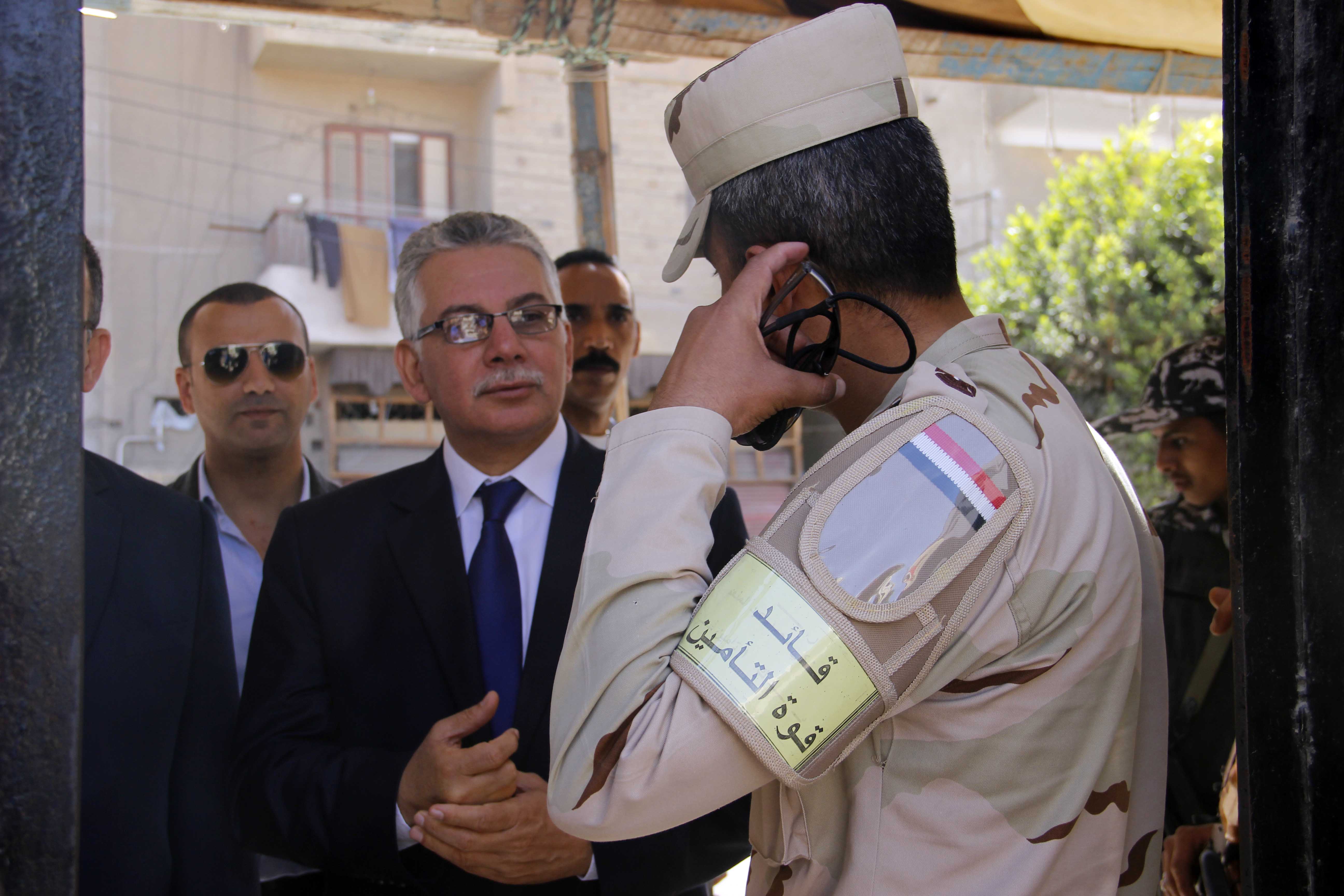 مساعد وزير الداخلية لقطاع القناة يتفقد اللجان  - تصوير  محمد عوض  (1)