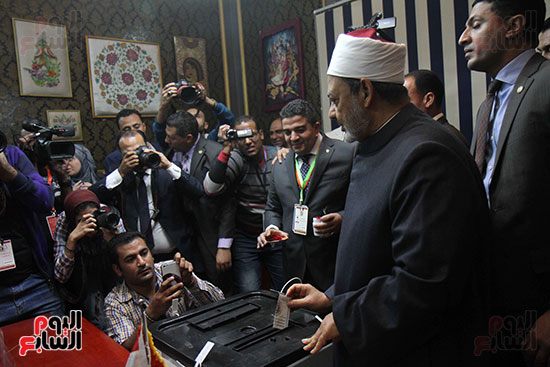 وسائل الإعلام تصور الإمام الطيب أثناء ادلائه بصوته