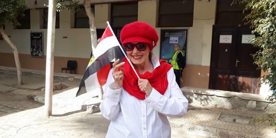 سميرة أحمد تدلى بصوتها فى الانتخابات