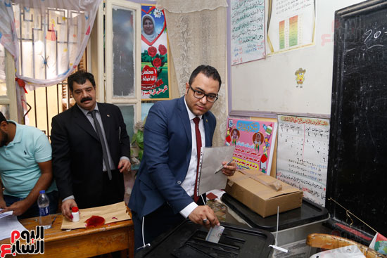 احمد زيدان نائب الساحل يدلى بصوته في الانتخابات