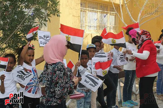 أطفال مرسى علم يستقبلون الناخبين بلافتات مصر أولا.. وانزل شارك (4)
