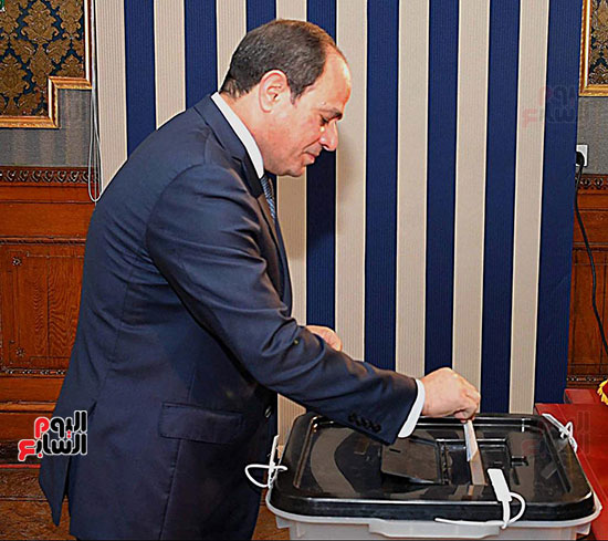 الرئيس السيسى يدلى بصوته فى لجنته الانتخابية بمصر الجديدة (1)