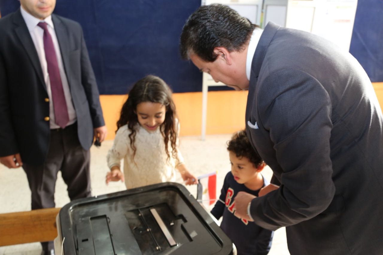 وزير التعليم العالى يصطحب أحفاده أثناء مشاركته بانتخابات الرئاسة (5)