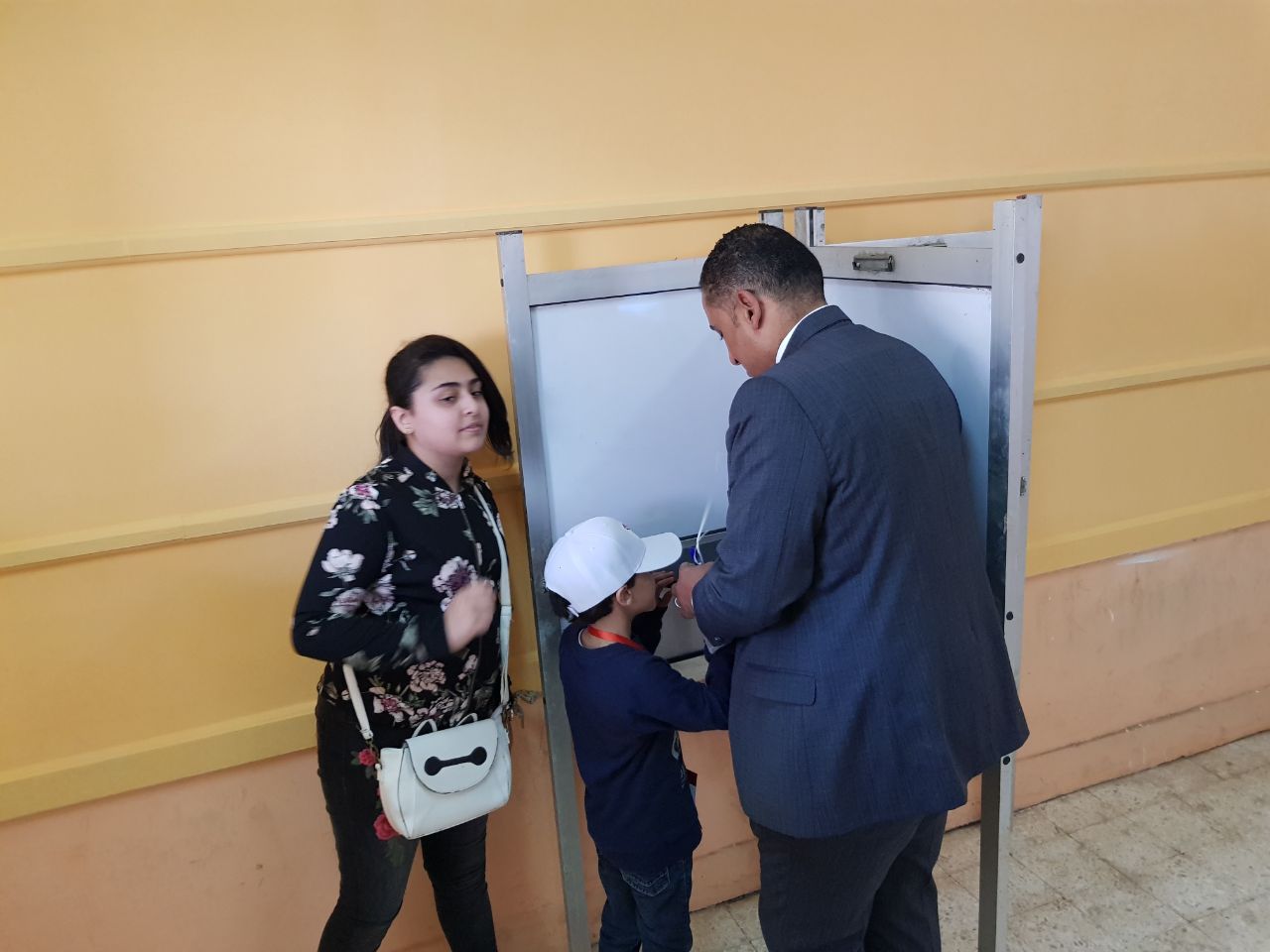النائب محمد الشورى يصوت بالانتخابات الرئاسية بمسقط راسه بالدقهلية (5)