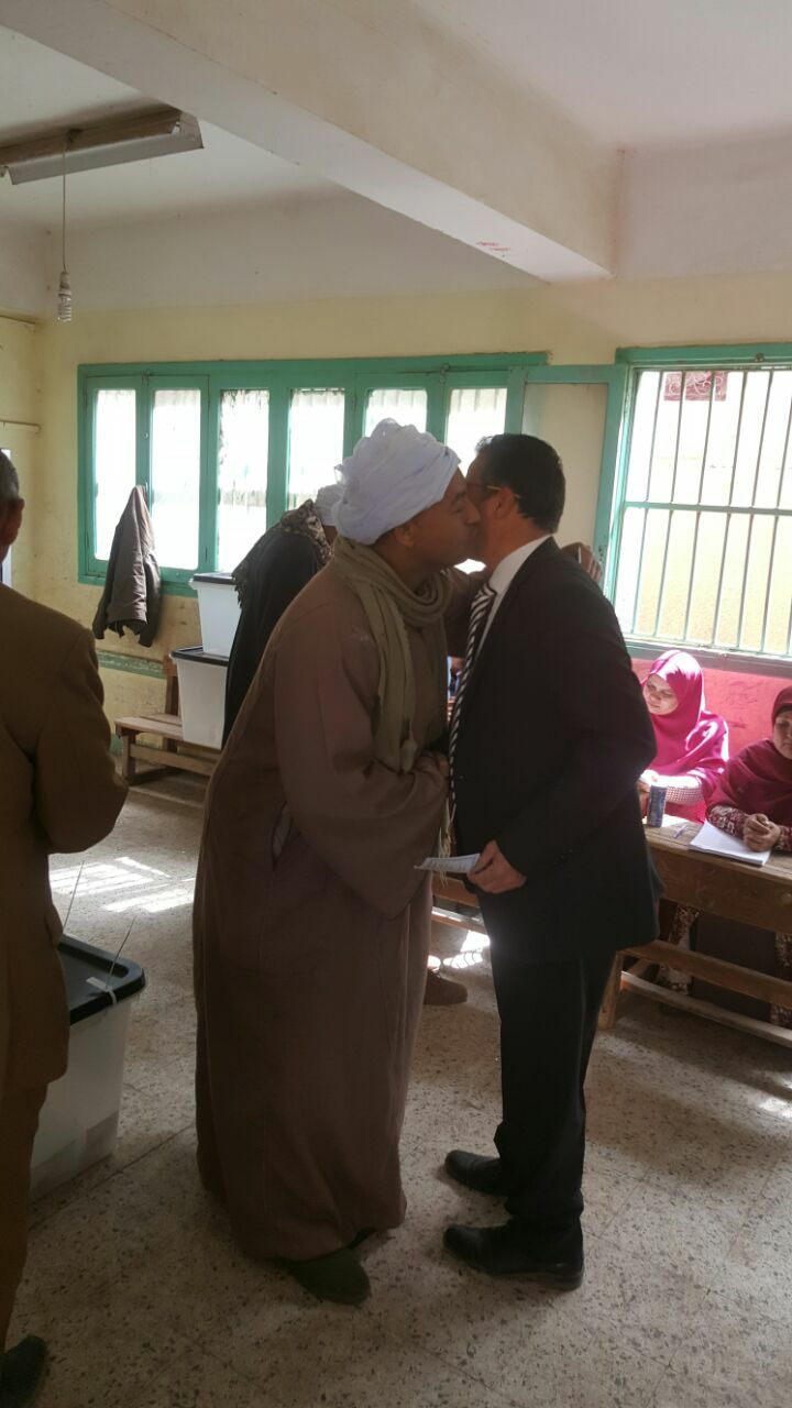 النائب هشام مجدى خلال التصويت فى الانتخابات (3)