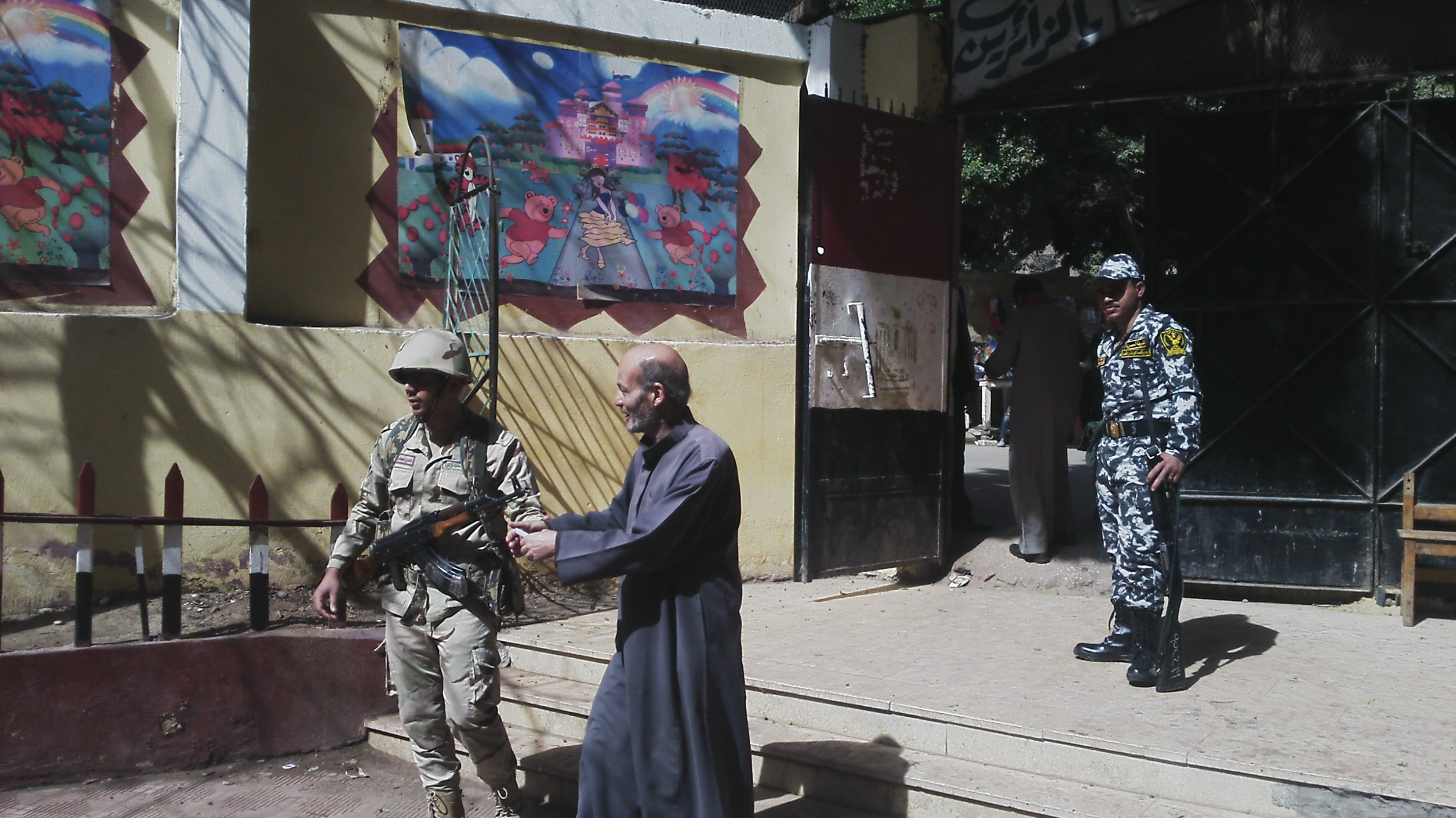 رجال الجيش والشرطة يساعدون المواطنين وكبار السن فى التصويت بالمطرية (12)