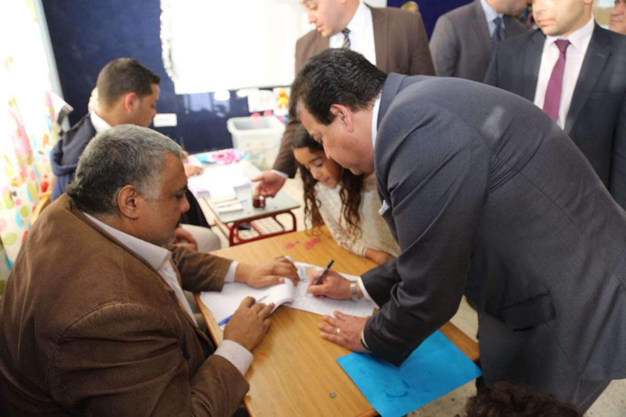 وزير التعليم العالى يصطحب أحفاده أثناء مشاركته بانتخابات الرئاسة (8)