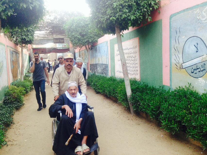 الشرطة تساعد مسنين للادلاء بأصواتهم (4)