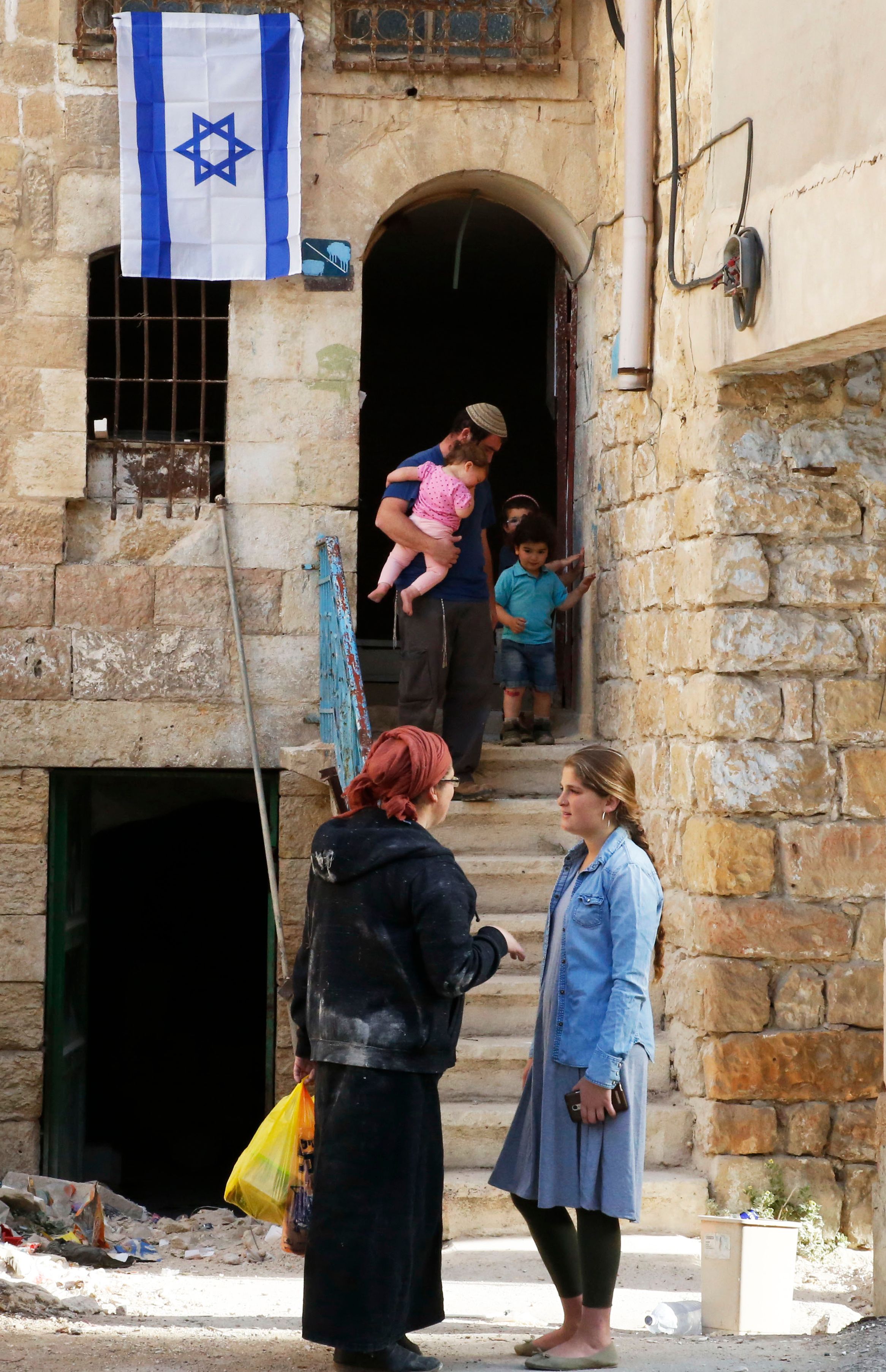 صور عائلة إسرائيلية تحتل منزل فلسطينى بالضفة الغربية (1)